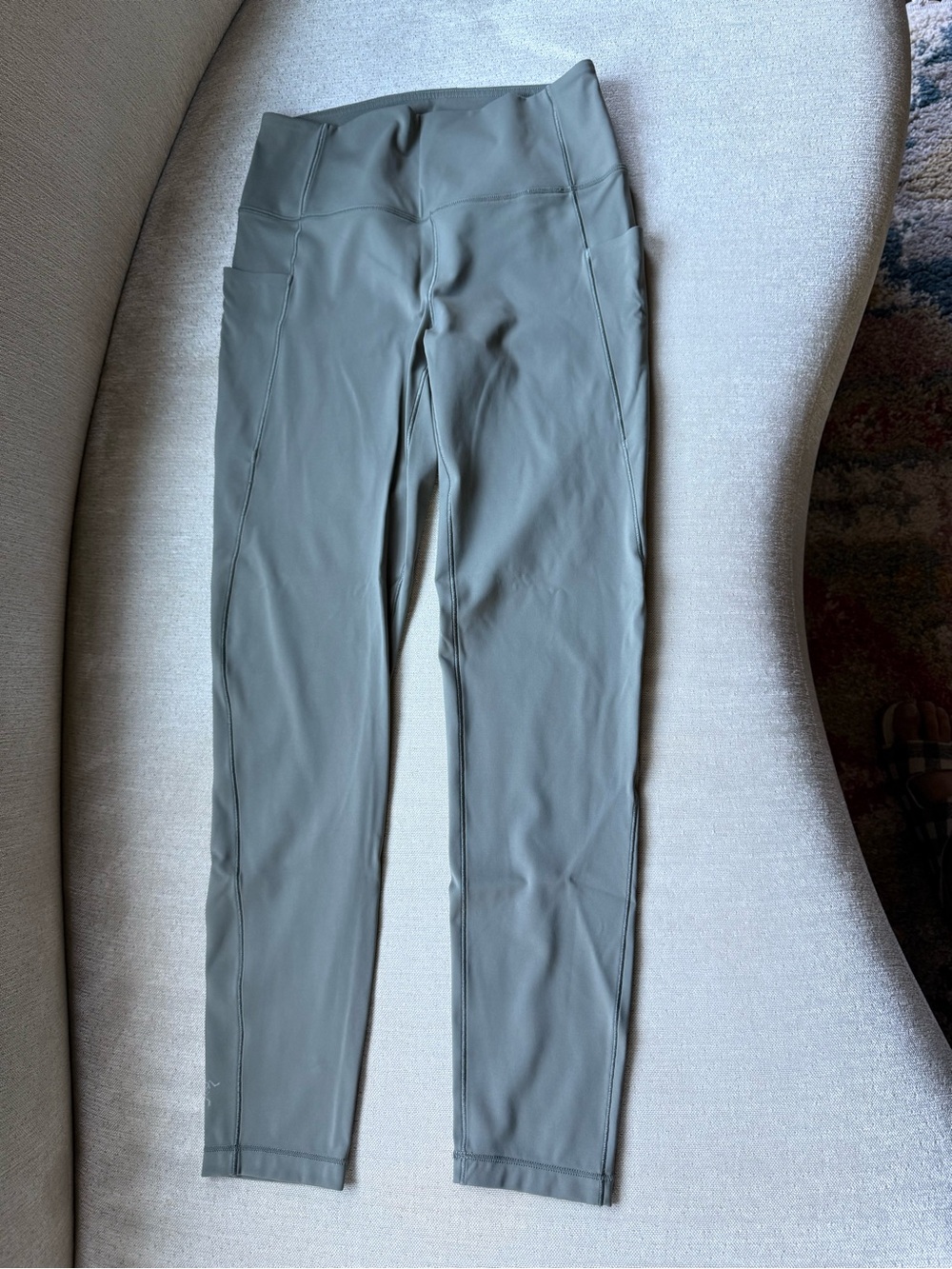 Arc’teryx High-Waist Olive Green Leggings 25 Inseam with Side Pockets. Size 6